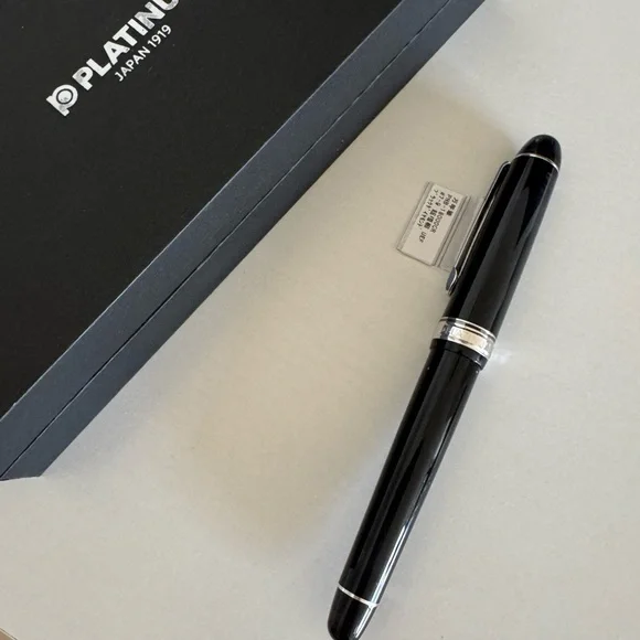 Platinum Century 3776 Fountain Pen - Picture 4 of 9